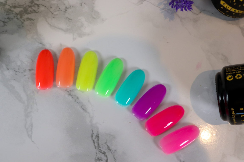 Nagel-Farbmuster der Cupio Rubber Base Neon Collection mit Raspberry Mimosa 15 ml, einer deckenden neonpinken Rubber Base für natürliche Nägel mit starker Haftung.