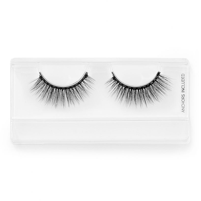 Falsche Wimpern in einer transparenten Verpackung, inklusive Ankern für einfachen und sicheren Halt