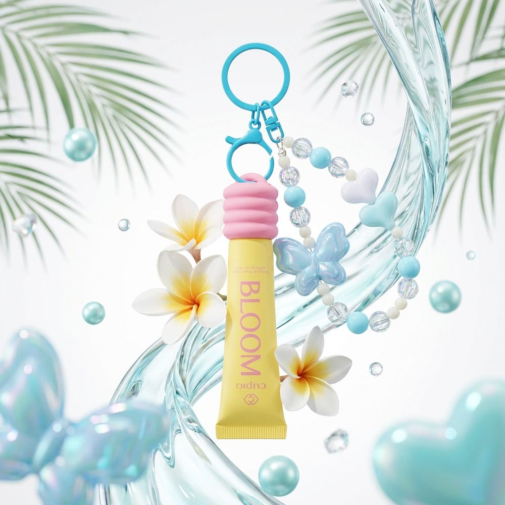 BLOOM Lippenpflege als gelb-rosa Schlüsselanhänger mit blauem Ring, Perlenarmband und Herzanhängern vor tropischem Hintergrund mit Blüten und Wasser