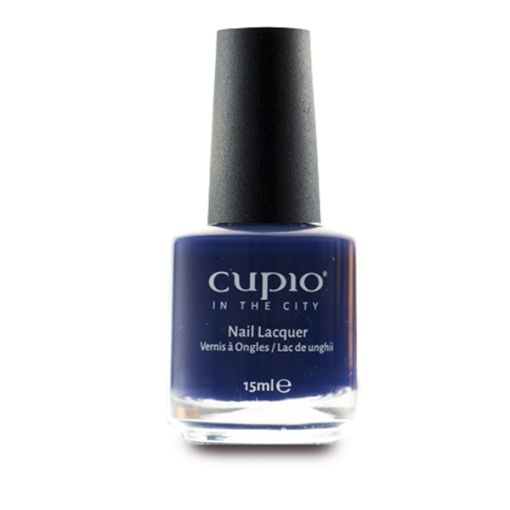 Fläschchen Cupio In The City Nail Lacquer Nagellack 15 ml in dunkelblauer Farbe vor weißem Hintergrund