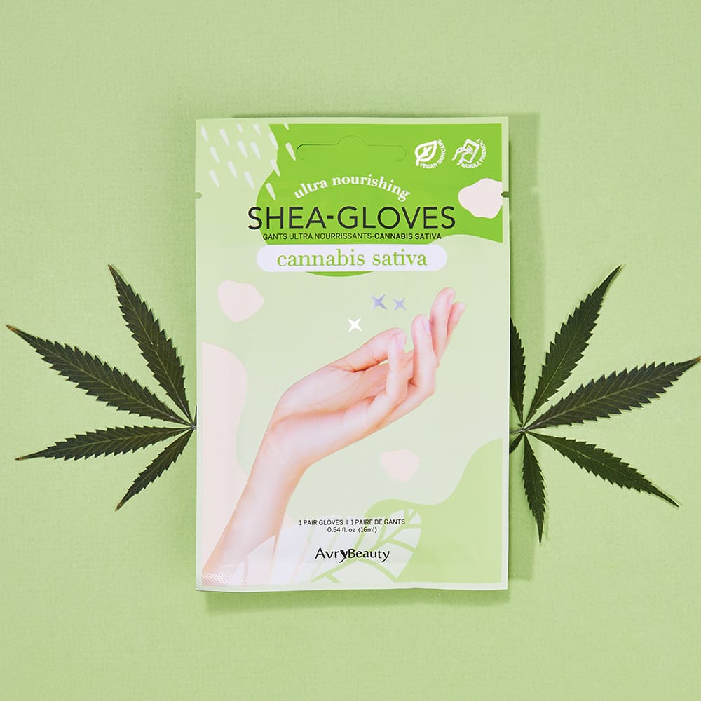Produktbild der Voesh Ultra Nourishing SHEA-GLOVES Cannabis Sativa mit Hanfsamenöl, pflegende Maniküre-Handschuhe auf grünem Hintergrund mit Cannabisblättern