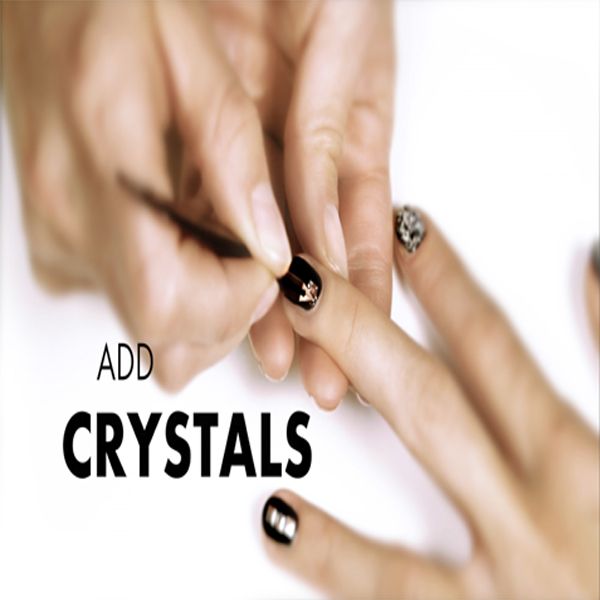 Händchen, das Nail Art mit Kristallen anwendet