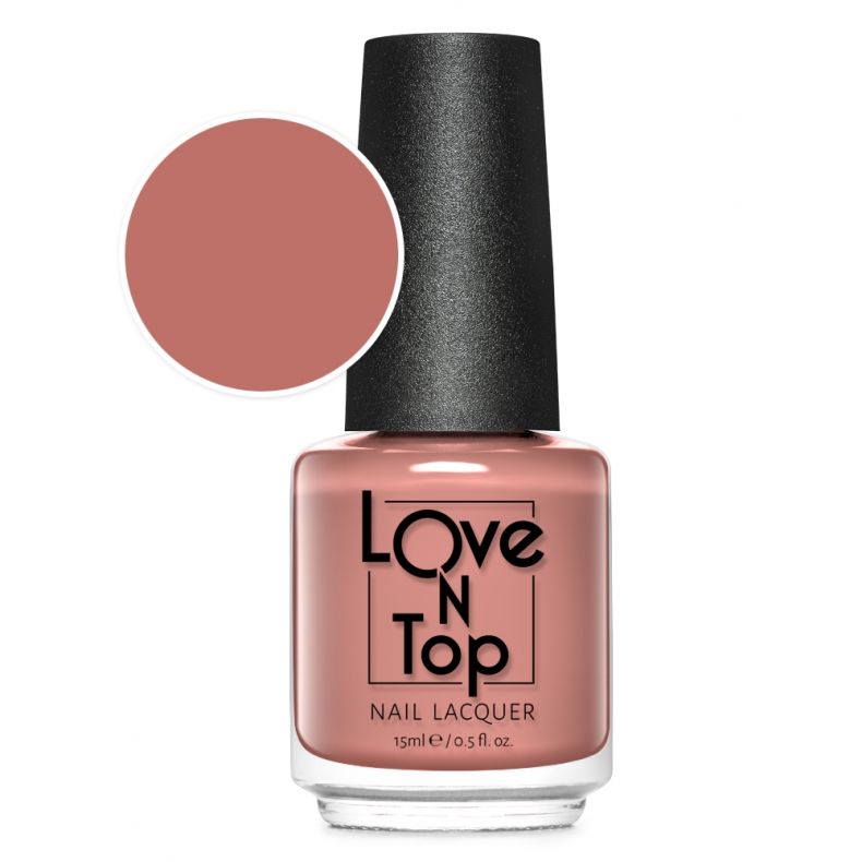 Flasche mit Love N Top Nagellack in zartem Rosaton und dazugehöriger Farbprobe