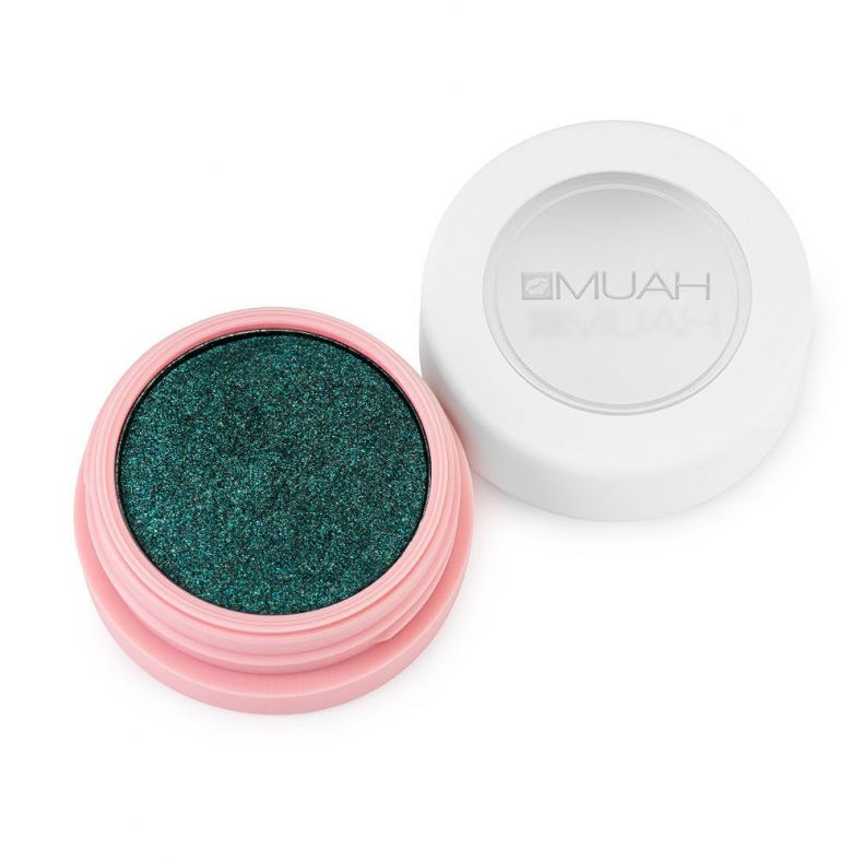 Dunkelgrünes Glitzerpuder von MUAH in einer pinken Verpackung