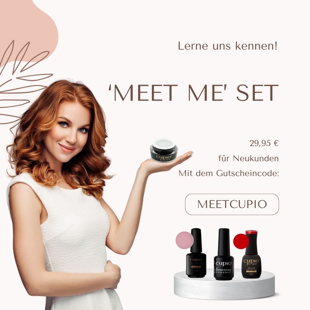 Frau präsentiert das 'MEET ME' SET mit Produkten von Cupio für Neukunden zum Angebotspreis von 29,95 €.