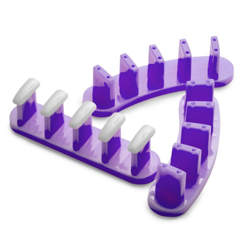 Set von lila Nagelhaltern mit weißen Fingernägeln für die perfekte Nagelmodellage