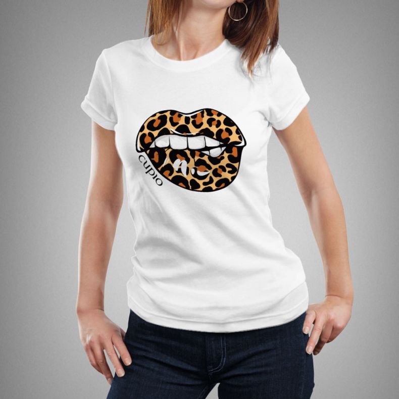 Modisches weißes Damen T-Shirt mit Leopardenlippen und dem Schriftzug "CUPIO"