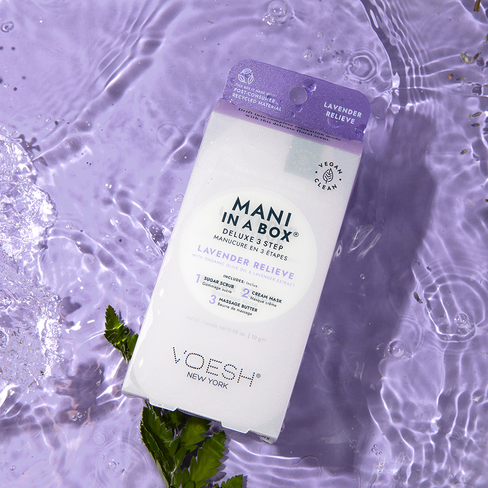 VOESH Mani in a Box Lavender Relieve Deluxe 3-Step Maniküre-Set, Produktpackung im violetten Wasser mit Lavendel-Optik
