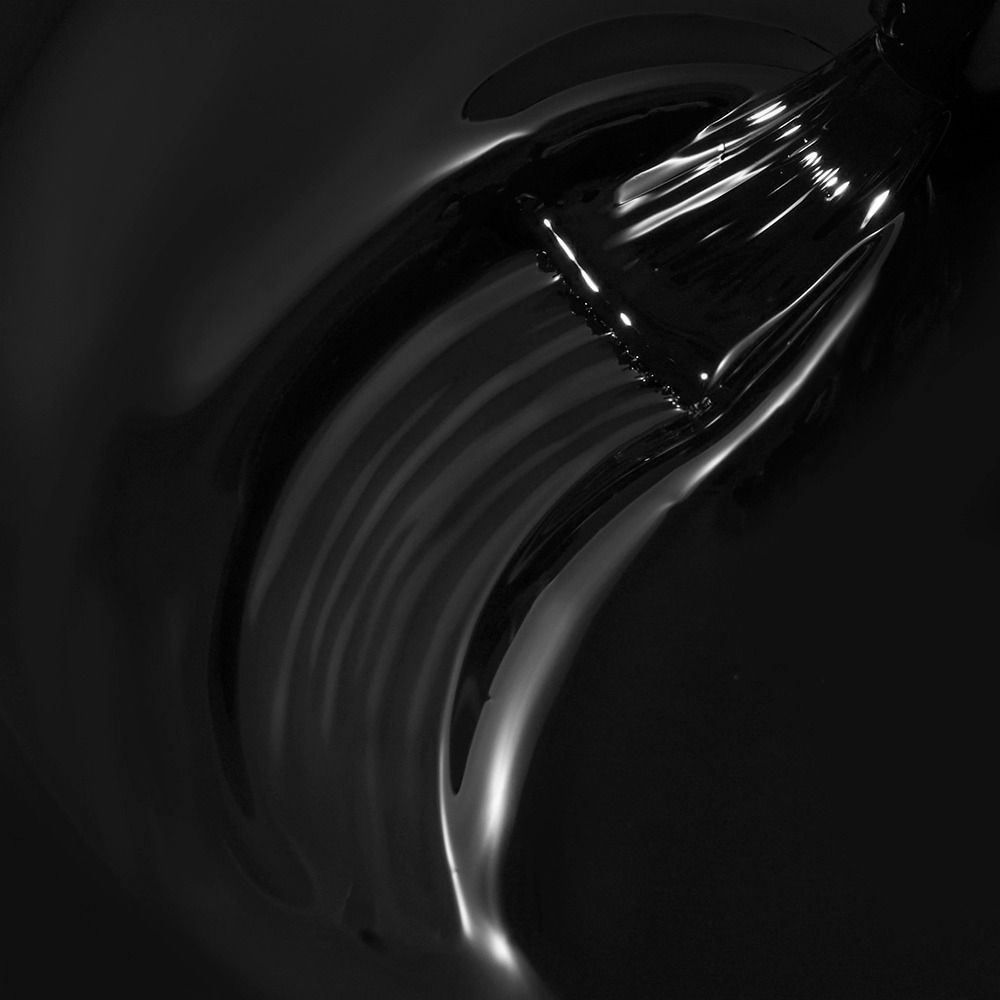 Schwarzer, hochglänzender Farbauftrag des Cupio Gellack PRO Studio Colors Blackout Energy 8ml mit intensiver Pigmentierung