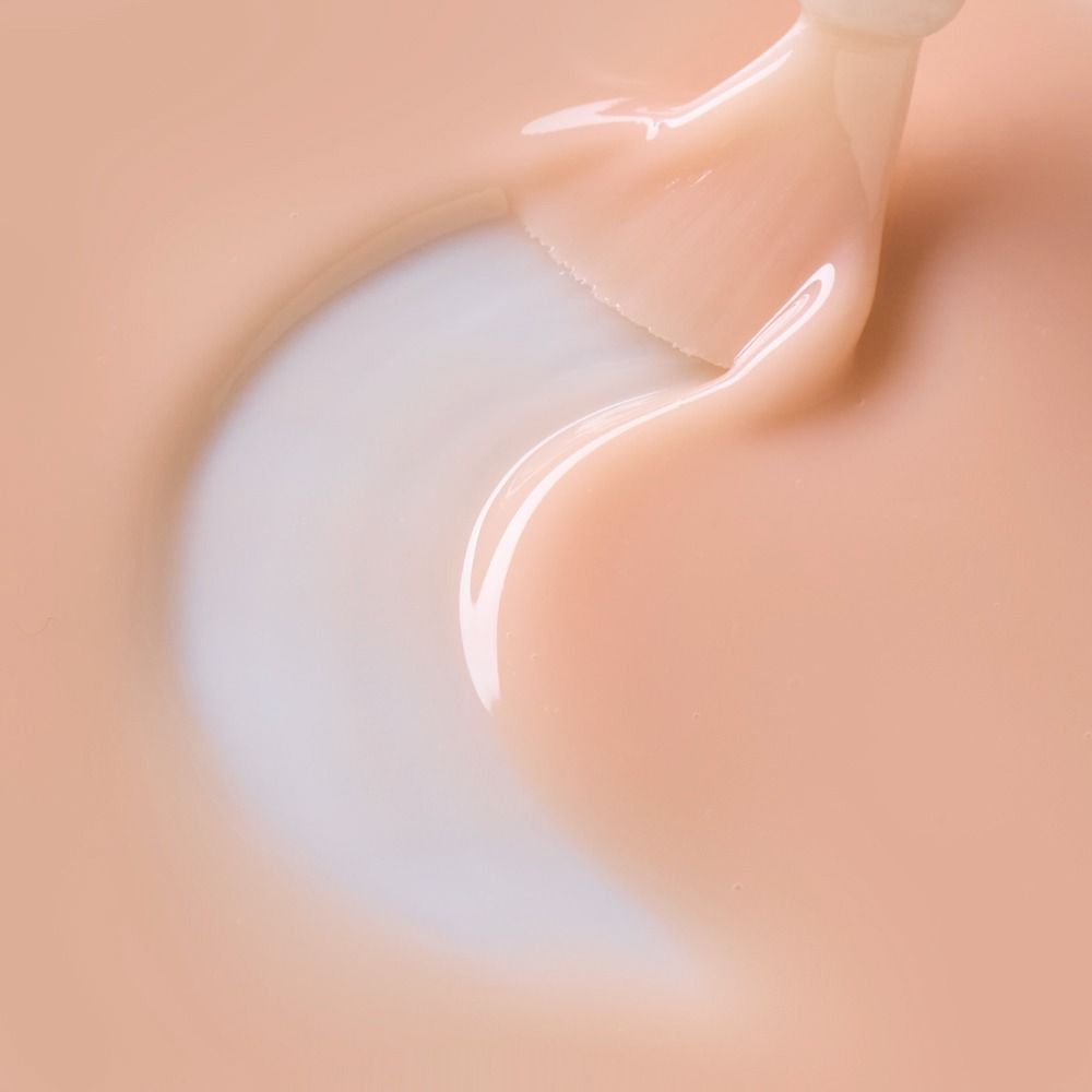 Nahaufnahme von Cupio RevoGel Flüssig – Cookie Cream 15ml, flüssiges Polygel von Cupio für präzise, haltbare Nagelmodellage mit No-File Technik