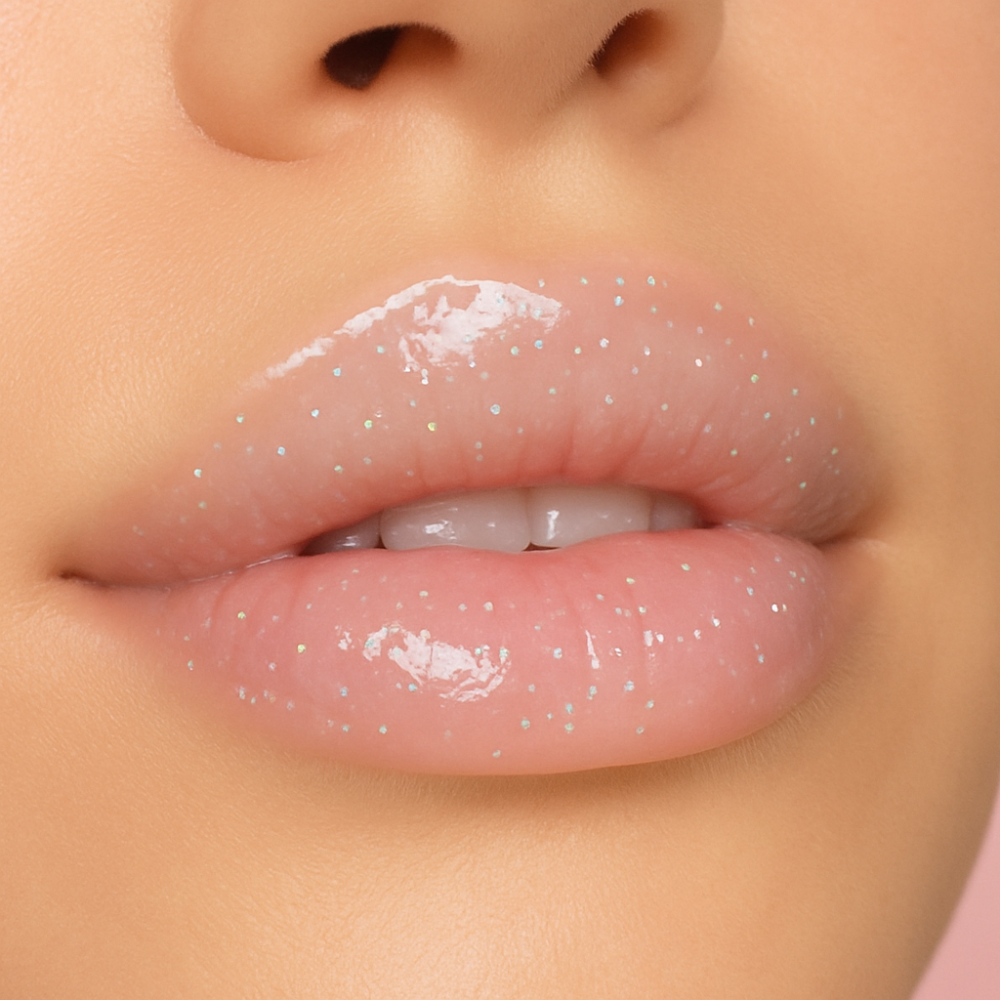 Nahaufnahme von glänzenden Lippen mit Glitzer, die frisch und attraktiv aussehen