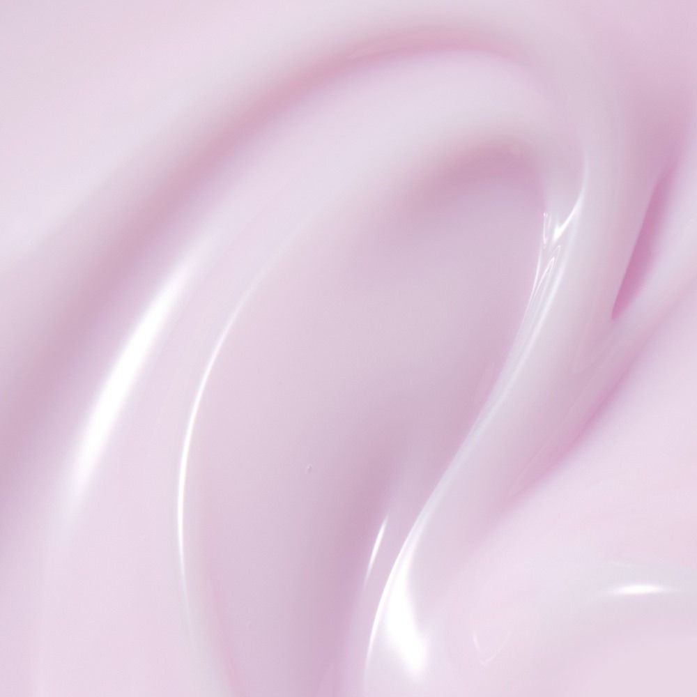 Nahaufnahme einer zartrosa Creme-Textur mit glänzender, seidiger Oberfläche – ideal zur Darstellung pflegender Kosmetikprodukte