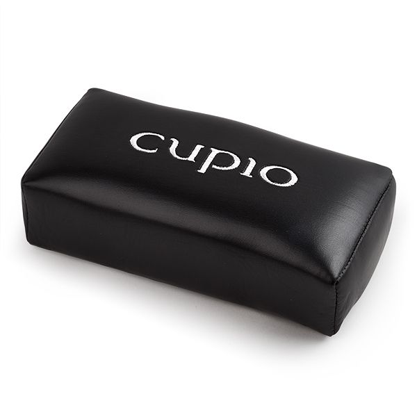 Schwarzes Kissen mit gesticktem Cupio-Logo zur Unterstützung und Entspannung