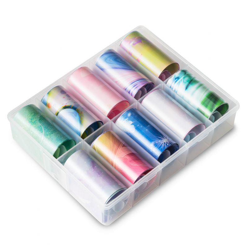 Set mit bunten Deko-Rollen in verschiedenen Farben und Mustern, ordentlich in einem transparenten Aufbewahrungskasten angeordnet.