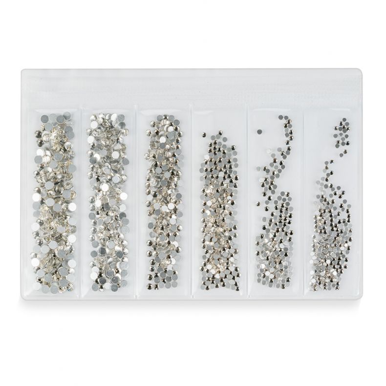 Set aus silbernen Glitzersteinen in einer praktischen Aufbewahrungsbox