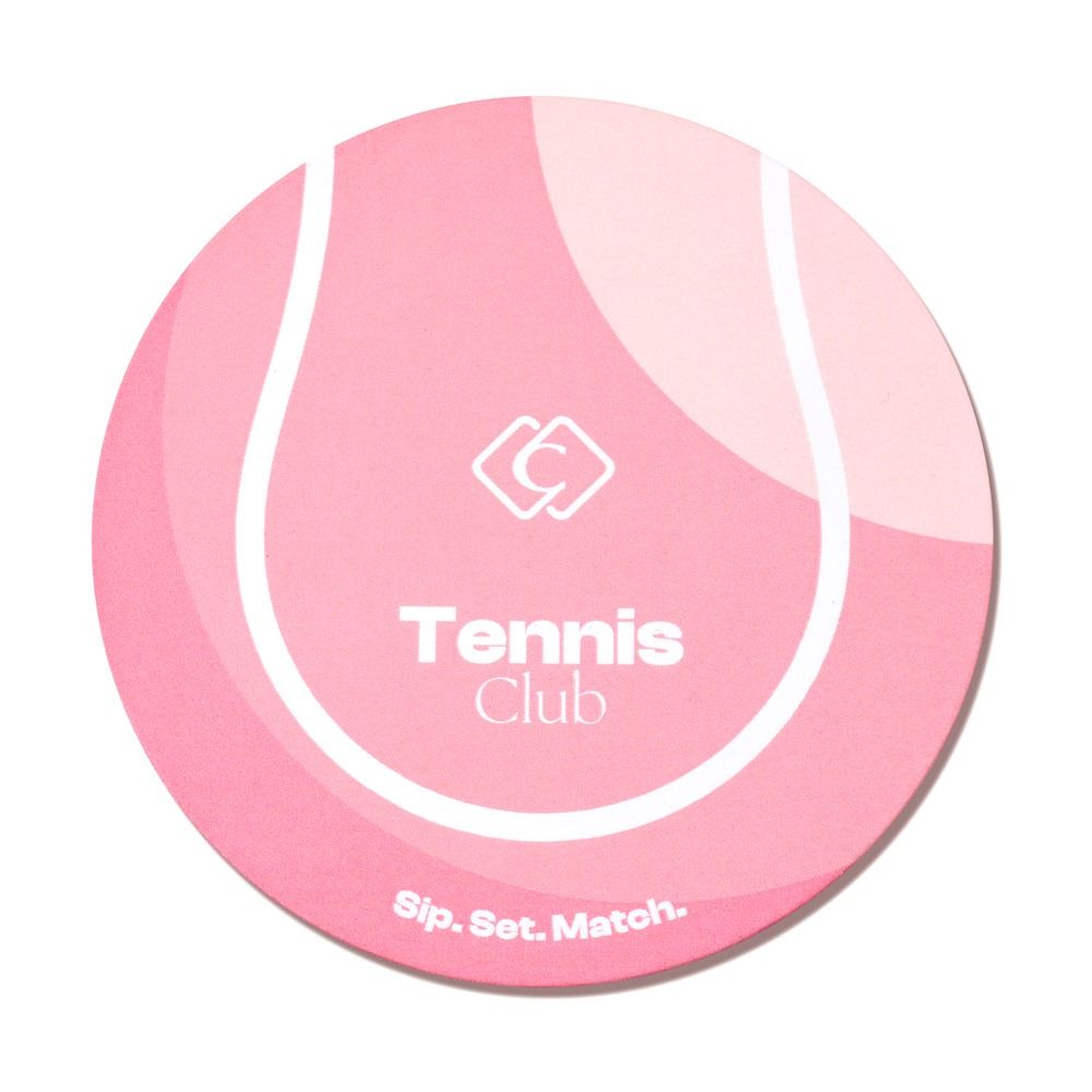 Rosafarbener, runder Untersetzer „Tennis Club“ mit weißem Tennisball-Motiv und dem Schriftzug „Sip. Set. Match.“