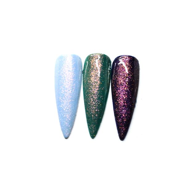 Drei Nagelspitzen in verschiedenen Farben mit Glitzereffekt, Blau, Grün und Lila