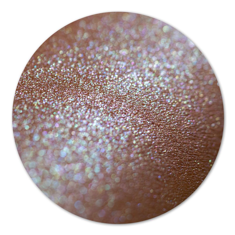 Detailansicht von glitzerndem bronzefarbenem Puder