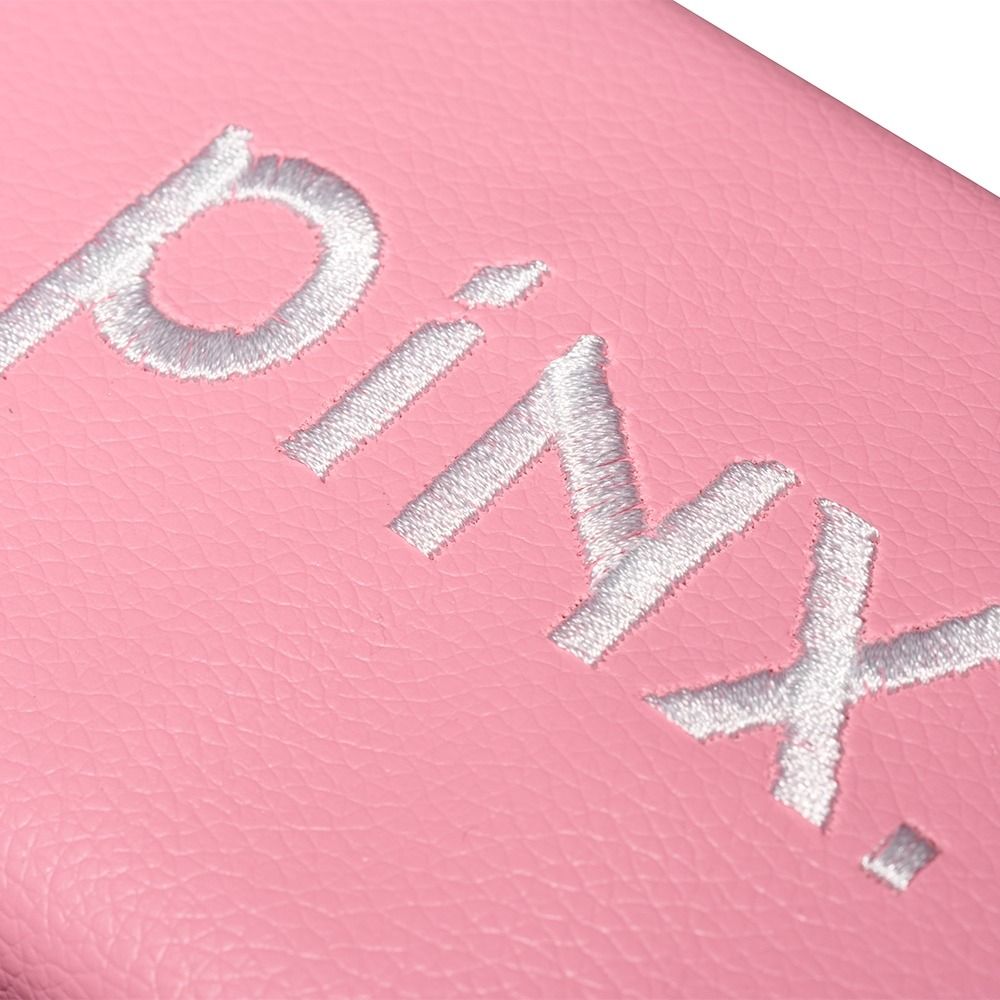Makroaufnahme der Maniküre-Handauflage Pinx aus robustem rosa Kunstleder mit gesticktem Logo, weich gepolstert, rechteckig und pflegeleicht, ideal für präzise Maniküre im Studio oder zuhause