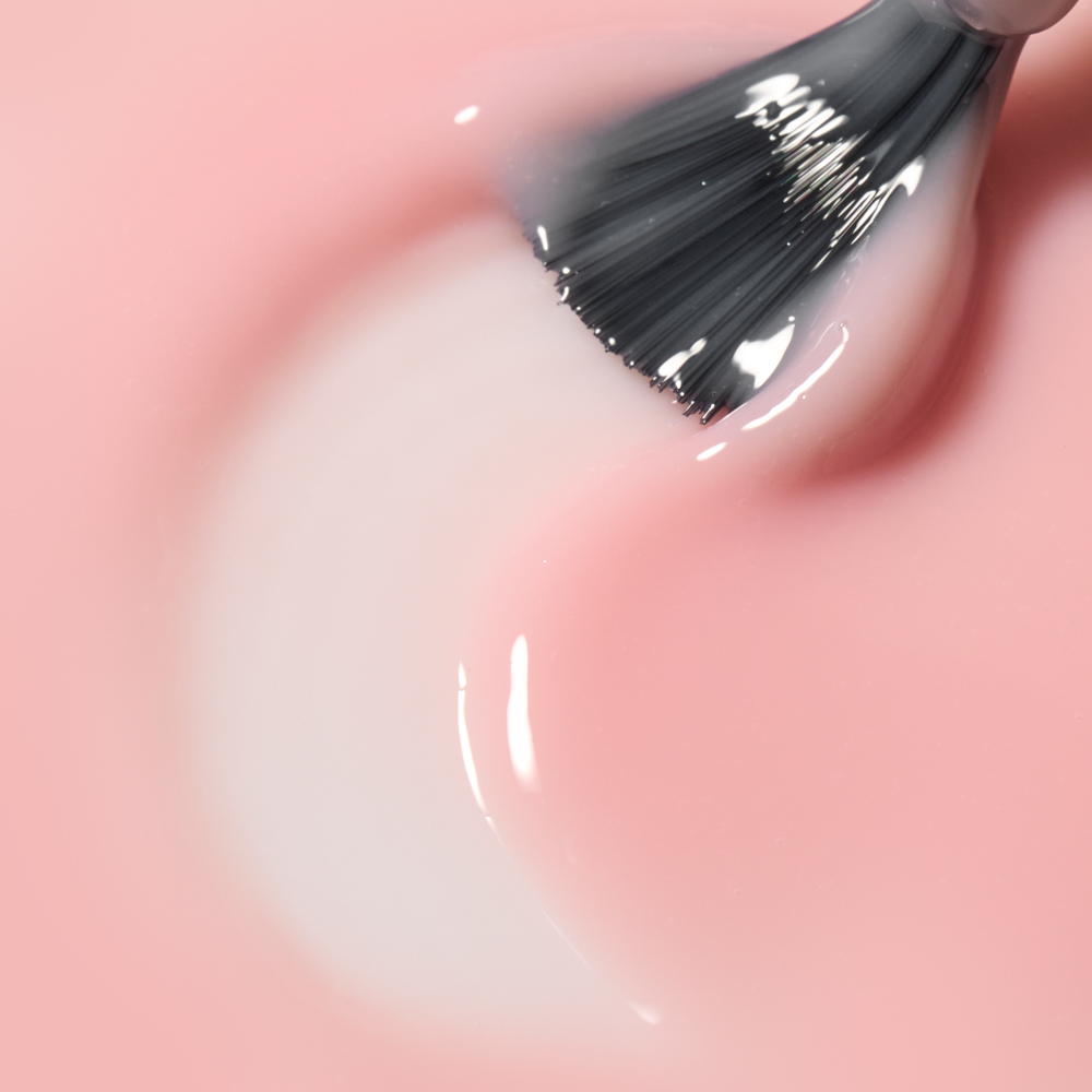 Makroaufnahme der roséfarbenen Long Lasting Fiber Base von Cupio mit Pinsel – flexible, modellierbare Base für dünne, brüchige Nägel mit starker Haftung und natürlichem Finish