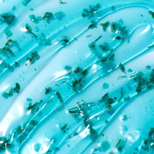 Makroaufnahme von blauem Kosmetikgel mit kleinen Pflanzenpartikeln und transparenter, glänzender Konsistenz