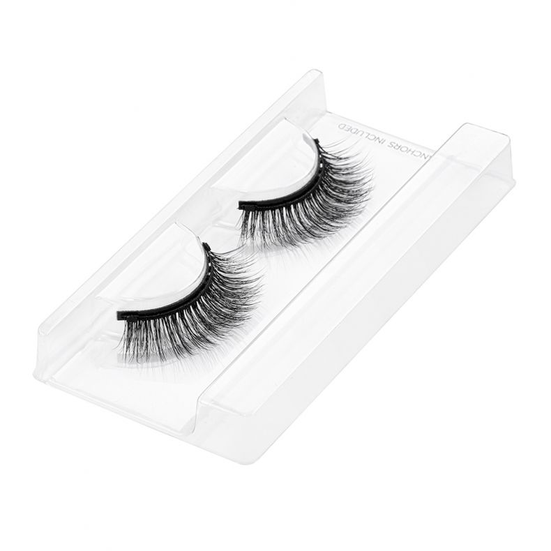 Schwarze künstliche Wimpern in durchsichtigem Verpackungsbehälter