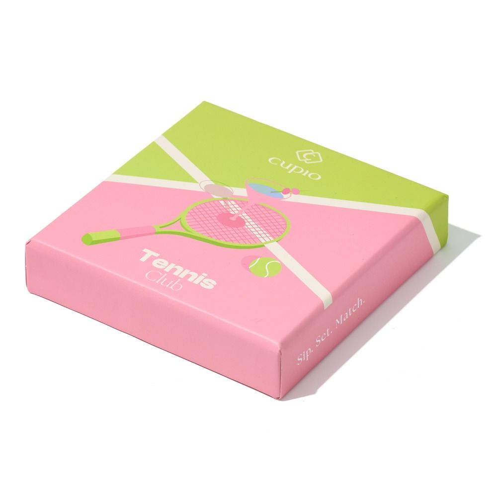 Verpacktes 4er-Set Untersetzer Cupio Tennis Club in Pink und Grün mit Tennisschläger-Motiv; robuste, abwischbare Glasuntersetzer zum Schutz von Tischen vor Flecken und Rändern.