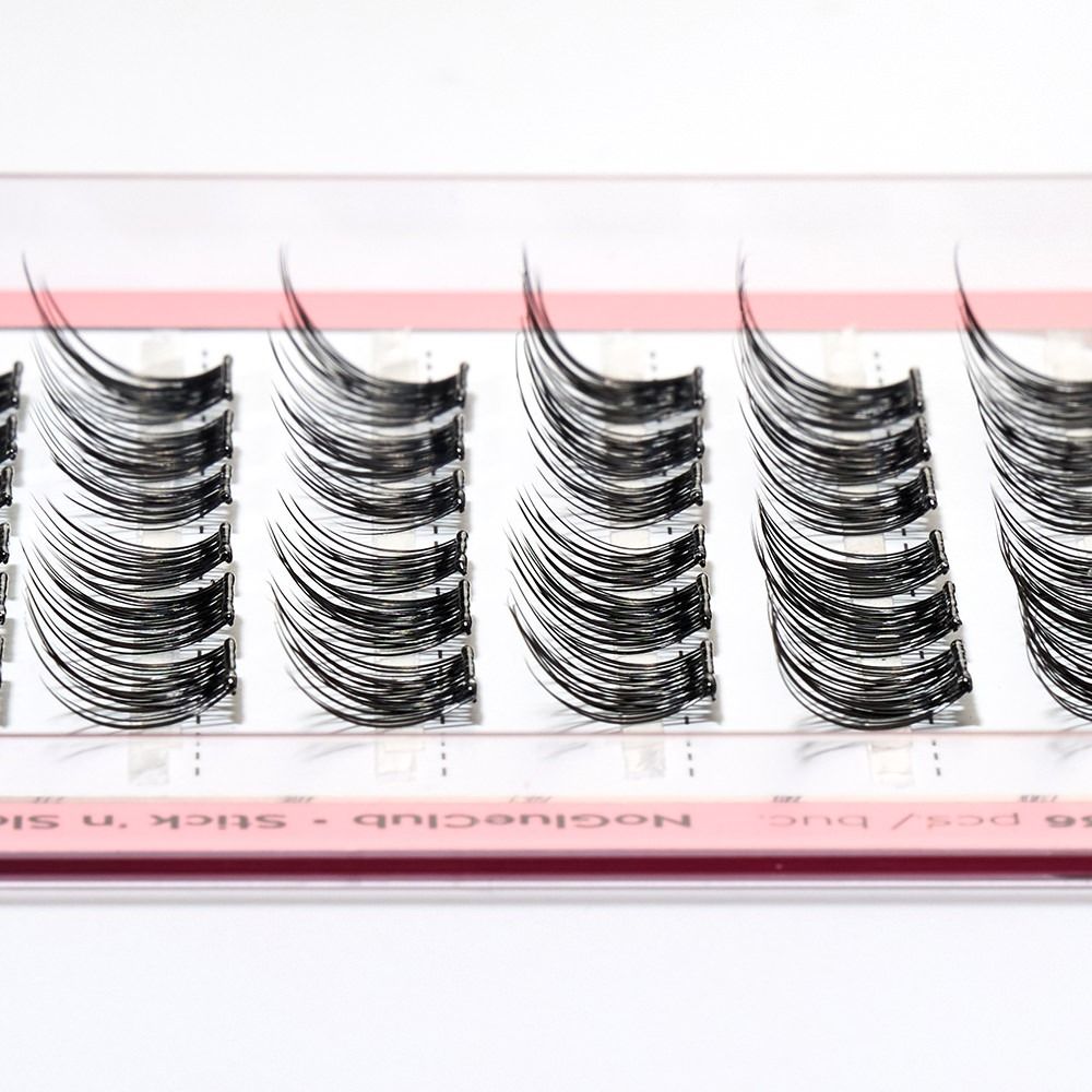 Nahaufnahme einer Sortierbox mit geschwungenen schwarzen Einzel-Wimpern für Wimpernverlängerung und künstliche Wimpernlooks
