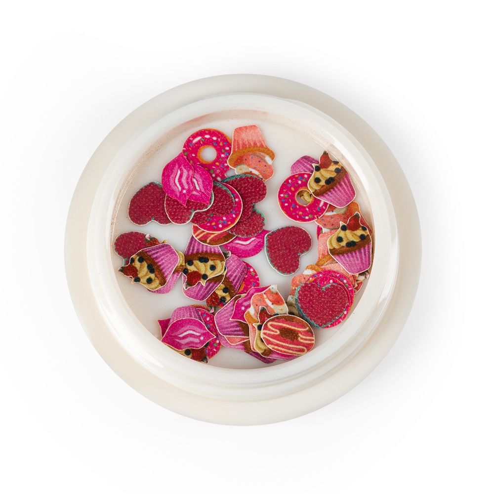 Bunte Dekorationen in Form von Cupcakes, Herzen und Donuts in einer Dose