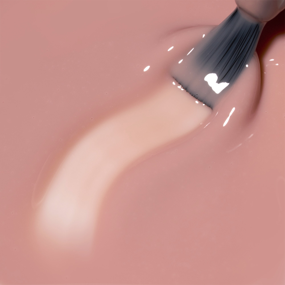 Pinsel trägt die roséfarbene Long Lasting Fiber Base von Cupio auf – flexible, haftstarke Fiber-Base für natürliche, haltbare Maniküren und dünne, brüchige Nägel