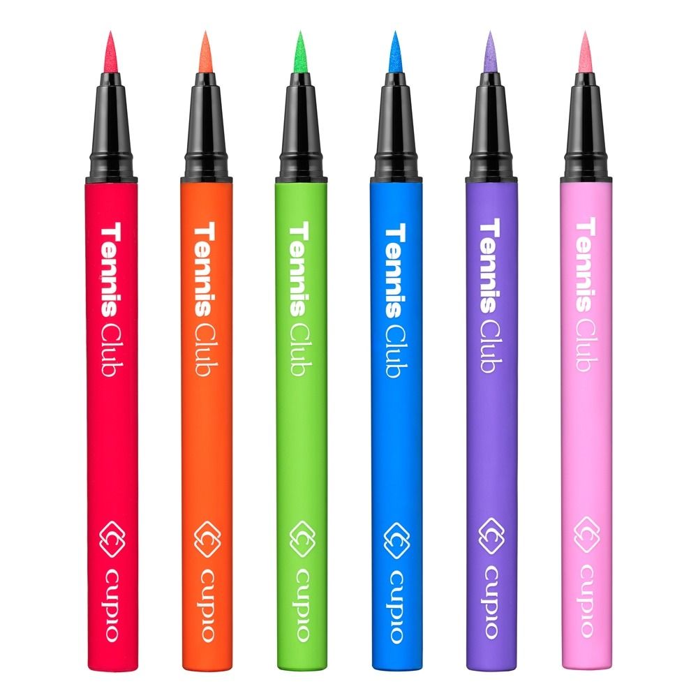 Sechs farbige Filzstifte mit Tennis Club Aufdruck von cupio, nebeneinander in Pink, Orange, Grün, Blau, Lila und Rosa