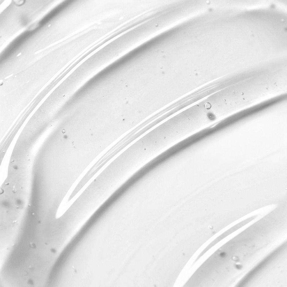 Makroaufnahme eines transparenten Kosmetikgels mit glänzender, geschmeidiger Textur als Produktdarstellung für Hautpflege