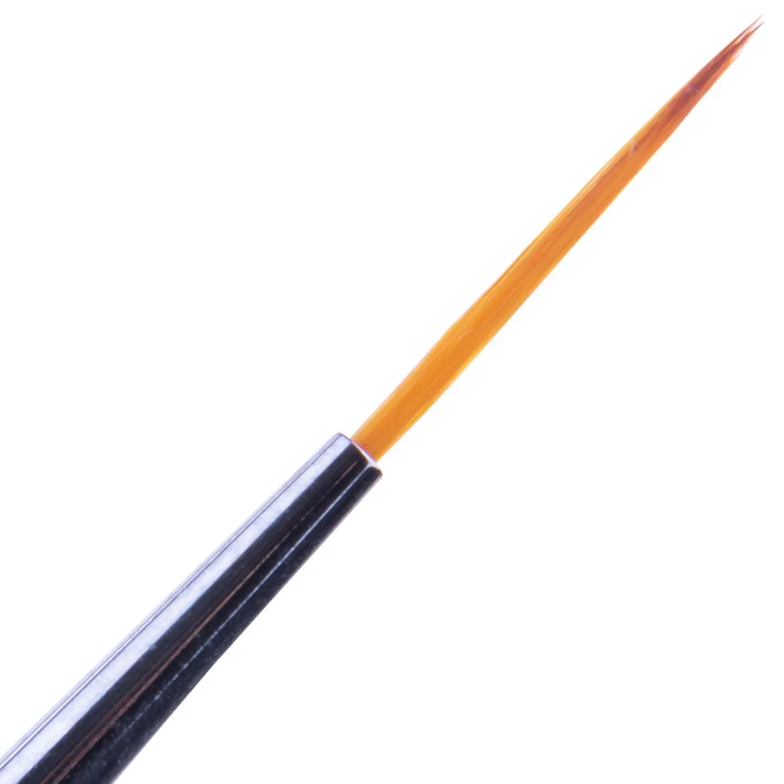 Nahaufnahme eines feinen Detailpinsels mit schwarzem Griff und spitz zulaufenden orangefarbenen Synthetikborsten