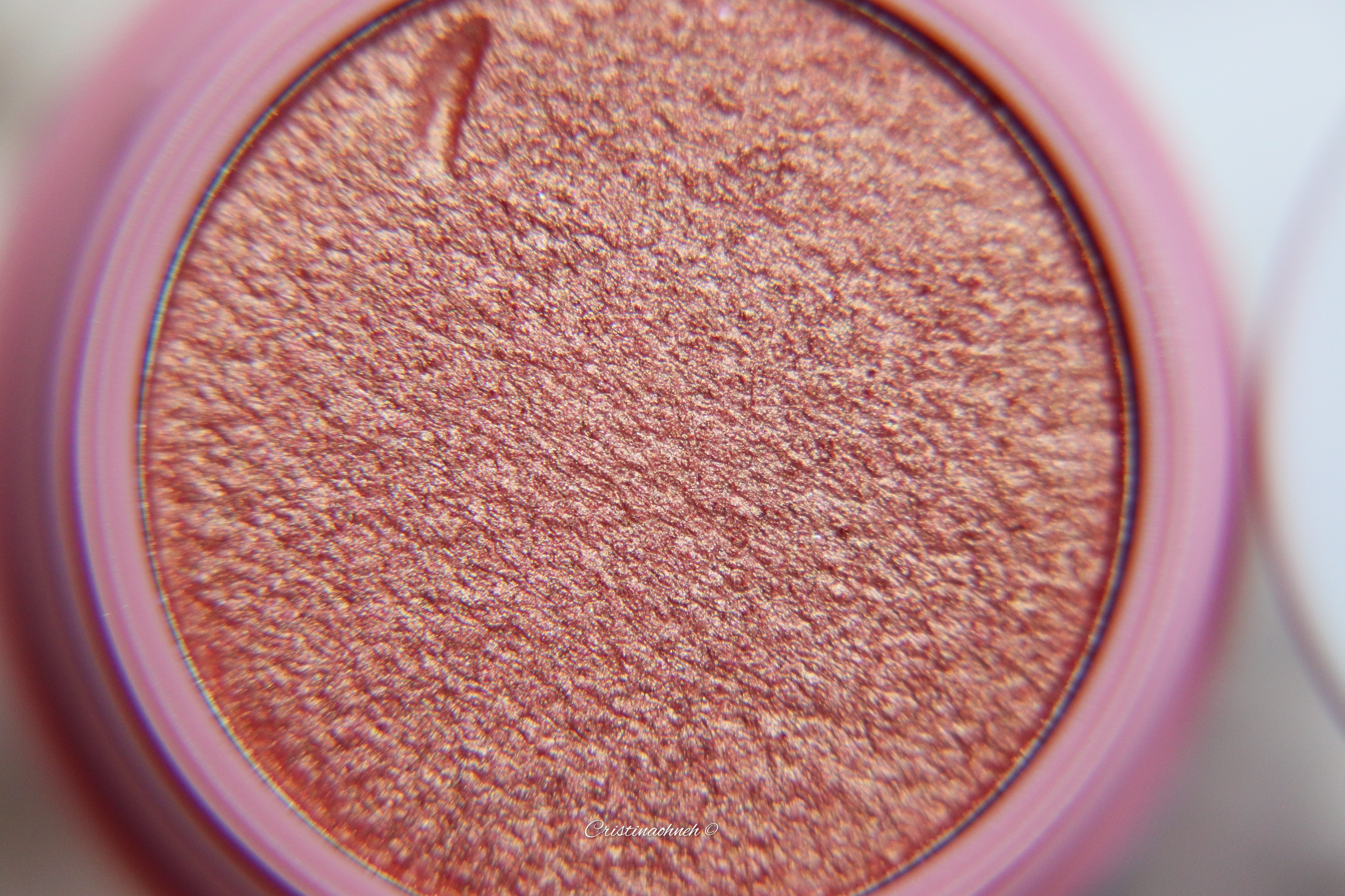 Nahaufnahme von glitzerndem, rosafarbenem Lidschatten-Pigment