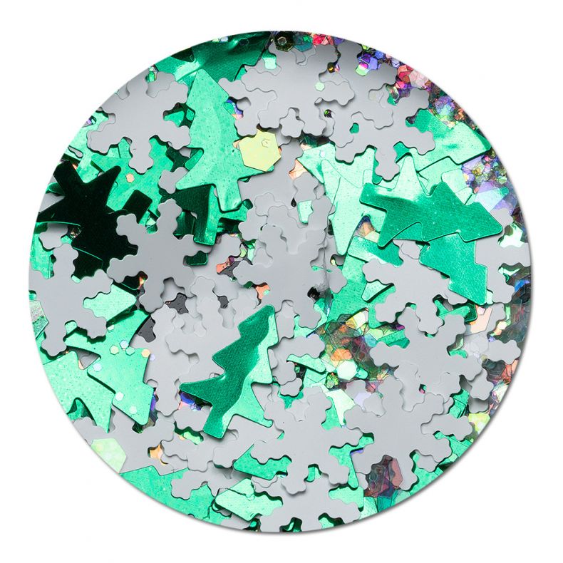 Grünes Glitter-Konfetti in Form von Weihnachtsbäumen auf silbernem Hintergrund