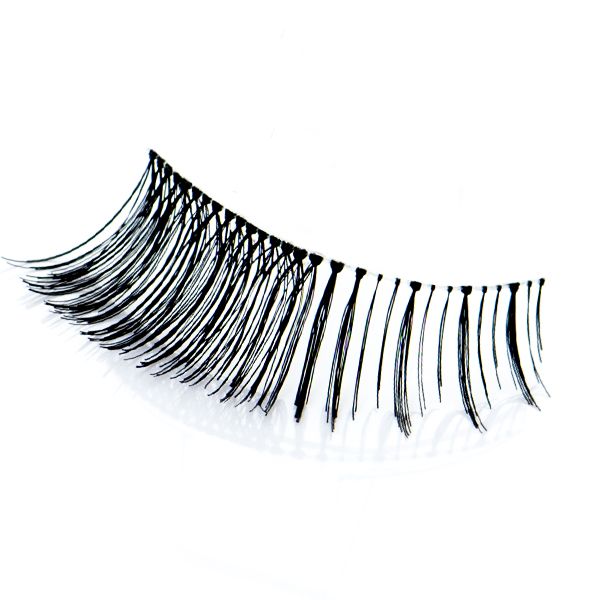 Falsche Wimpern auf weißem Hintergrund