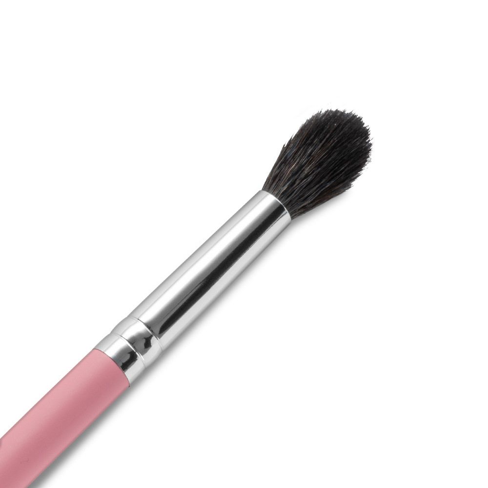 Detailaufnahme eines Puderpinsels mit einem rosa Griff und weichen Borsten