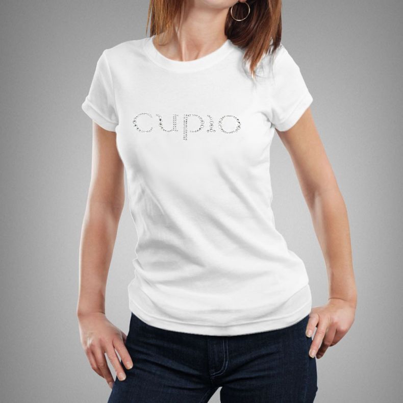 Dame trägt ein weißes T-Shirt mit dem Aufdruck 'cupio' in Strasssteinen