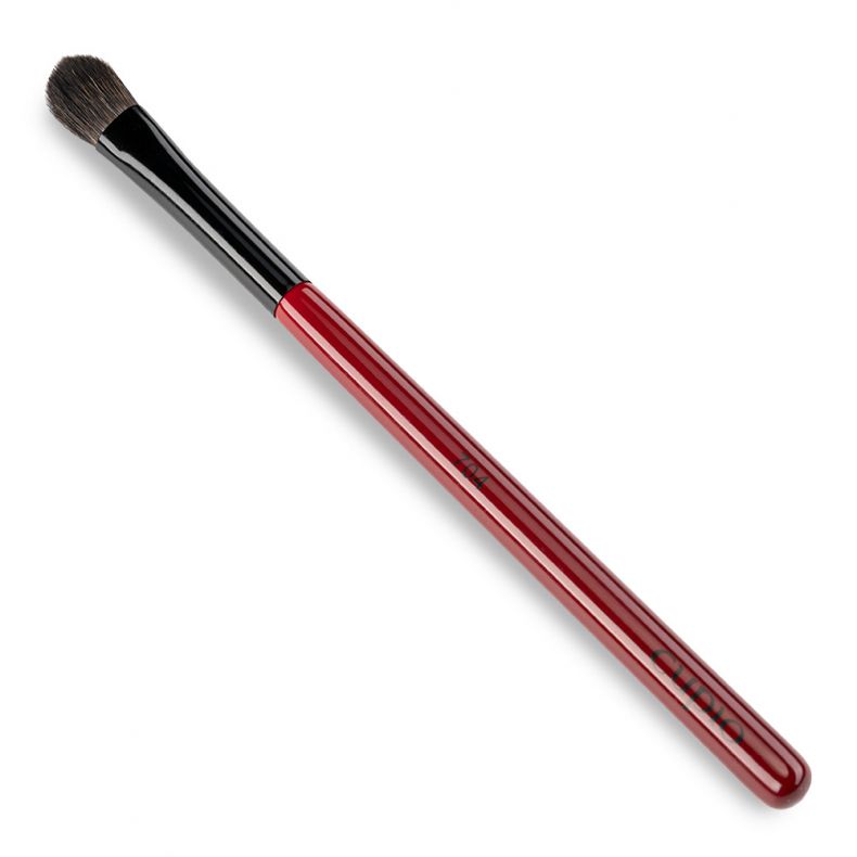 Professioneller Augenpinsel mit rotem Griff für Make-up-Anwendungen