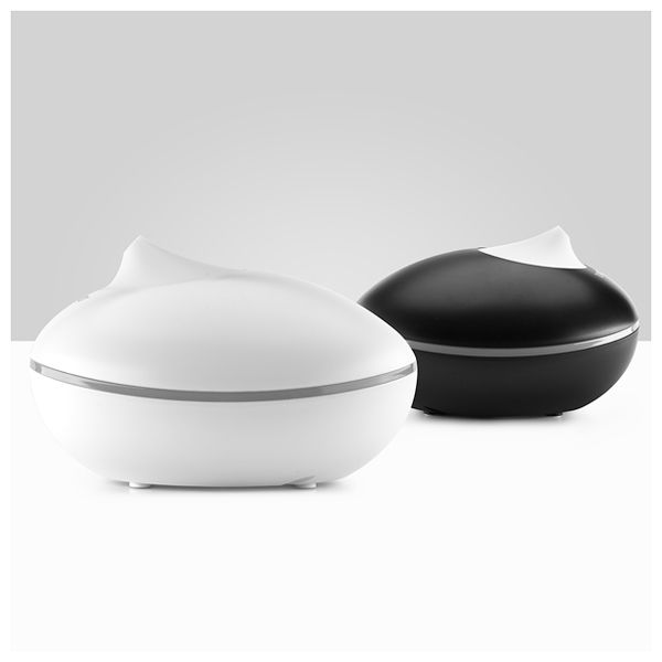 Zwei elegante Aromadiffusoren, einer in Weiß und einer in Schwarz, ideal für jedes Zuhause.