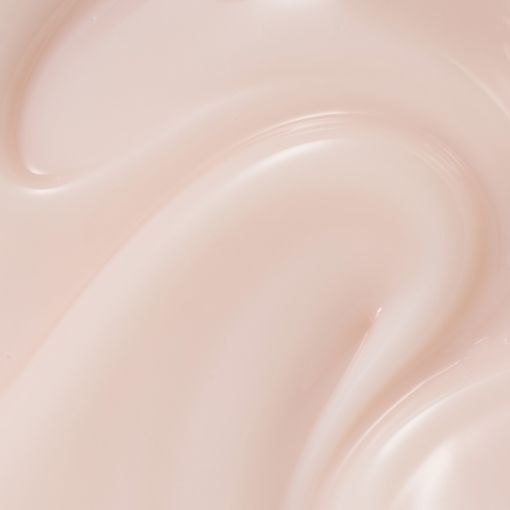 Nahaufnahme einer zart roséfarbenen Creme mit seidigem Glanz und glatter, geschwungener Textur zur Darstellung der Produktkonsistenz