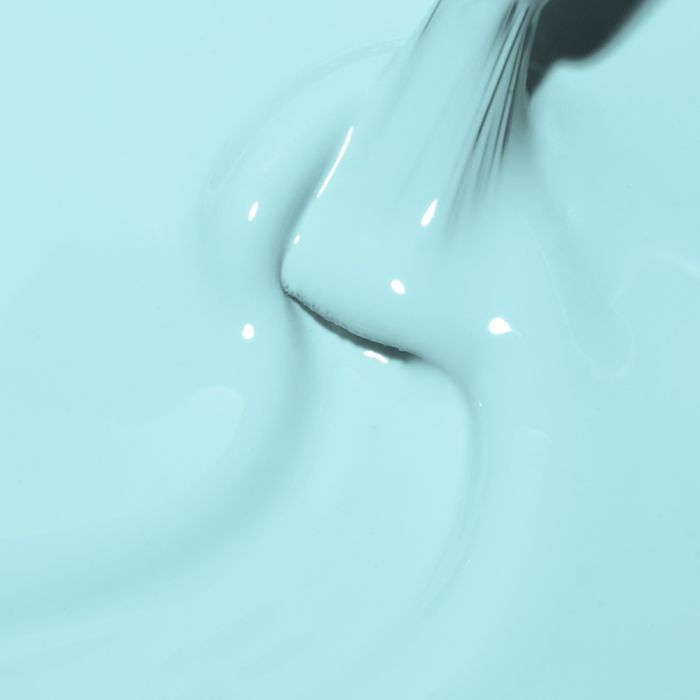 Makroaufnahme eines Pinsels in hellblauer, glänzender Flüssigkeit mit cremiger Textur – ideal zur Darstellung von Kosmetik oder Nagellack